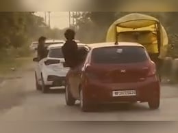जीरो डिग्री बना स्टंटबाजों का अड्डा! चलती कार की खिड़की से बाहर लटके युवक, VIDEO वायरल होते ही पुलिस अलर्ट