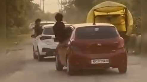 जीरो डिग्री बना स्टंटबाजों का अड्डा! चलती कार की खिड़की से बाहर लटके युवक, VIDEO वायरल होते ही पुलिस अलर्ट