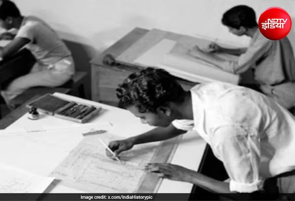 IIT की 70 साल पुरानी तस्वीर वायरल! 1954 में टेबल पर खड़े होकर एग्जाम देते छात्र
