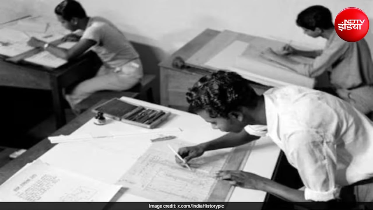 IIT की 70 साल पुरानी तस्वीर वायरल! 1954 में टेबल पर खड़े होकर एग्जाम देते छात्र