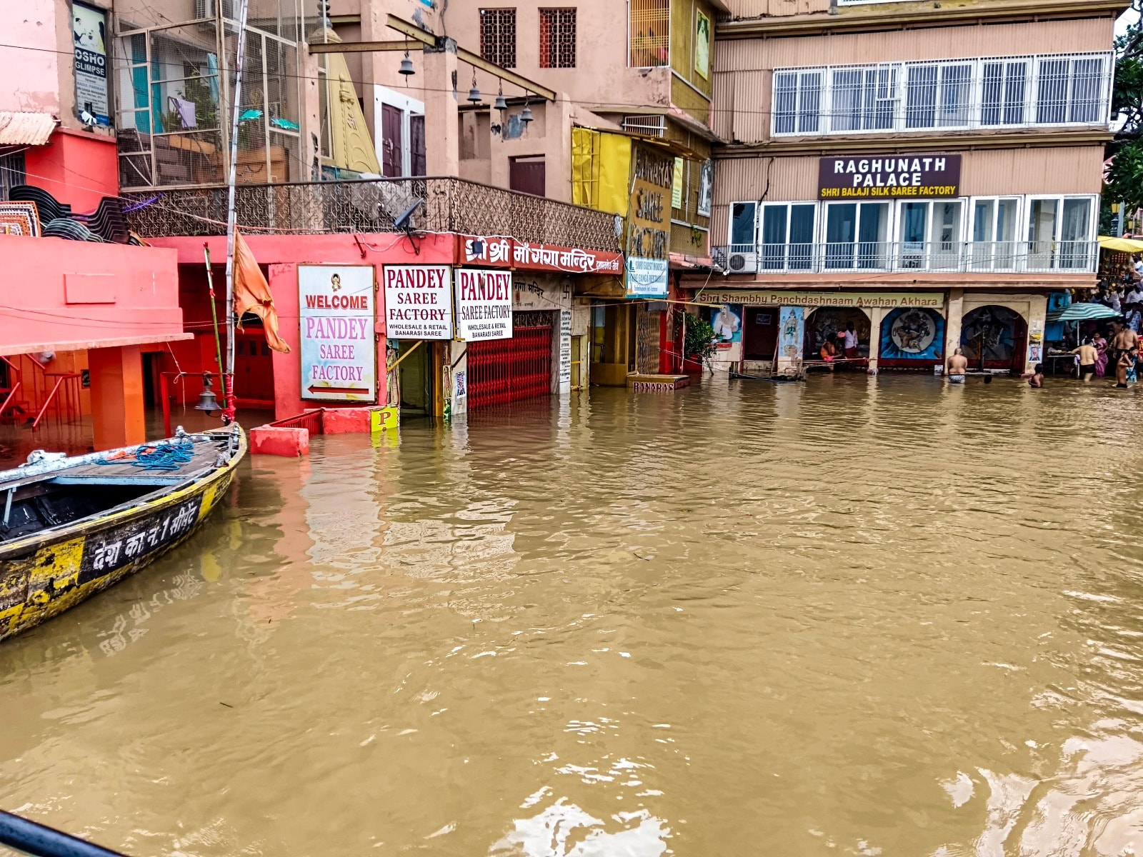 UP Flood: जलमग्न वाराणसी UP Flood: जलमग्न वाराणसी