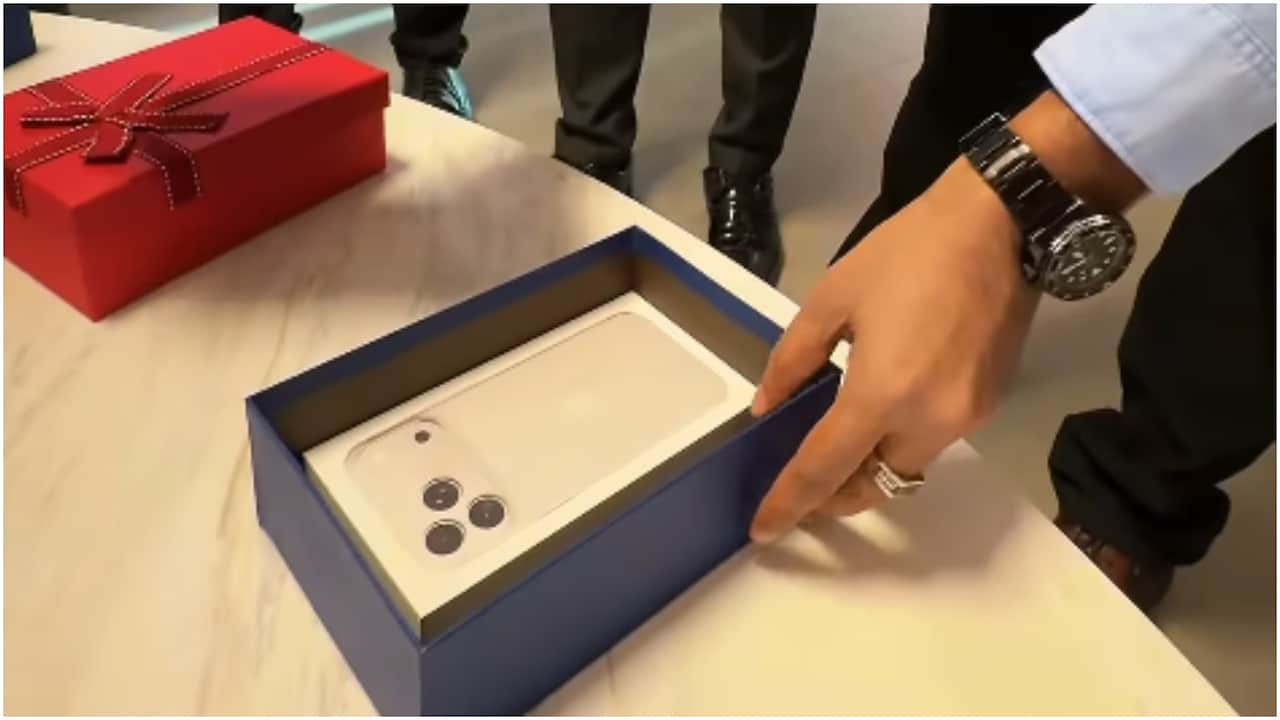 NRI बॉस ने अपने एम्प्लॉइज को बांटे iPhone 18 Pro, सोशल मीडिया पर वायरल हुआ अनबॉक्सिंग का वीडियो