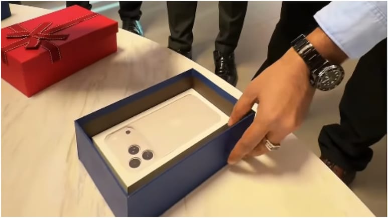 NRI बॉस ने अपने एम्प्लॉइज को बांटे iPhone 18 Pro, सोशल मीडिया पर वायरल हुआ अनबॉक्सिंग का वीडियो