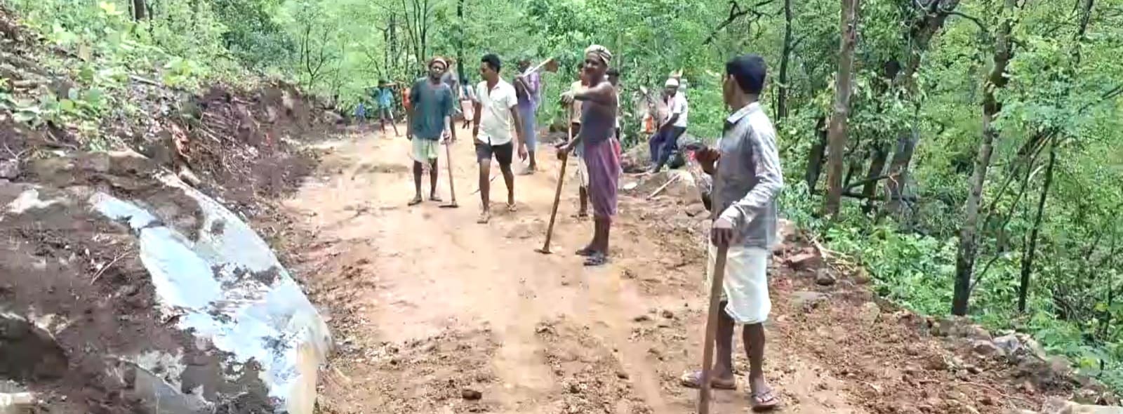 Pusajhar Village Road Story: गांव वालों ने खुद ही श्रमदान करके सड़क तैयार कर दिया. 