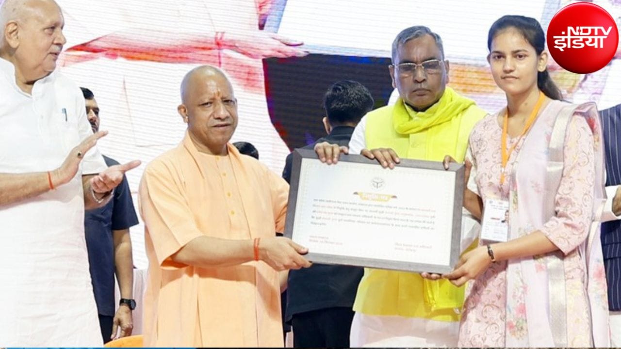 नौकरियां देकर युवाओं में भरोसा बढ़ाते यूपी के सीएम योगी आदित्यनाथ, योग्यता ही है एकमात्र पैमाना
