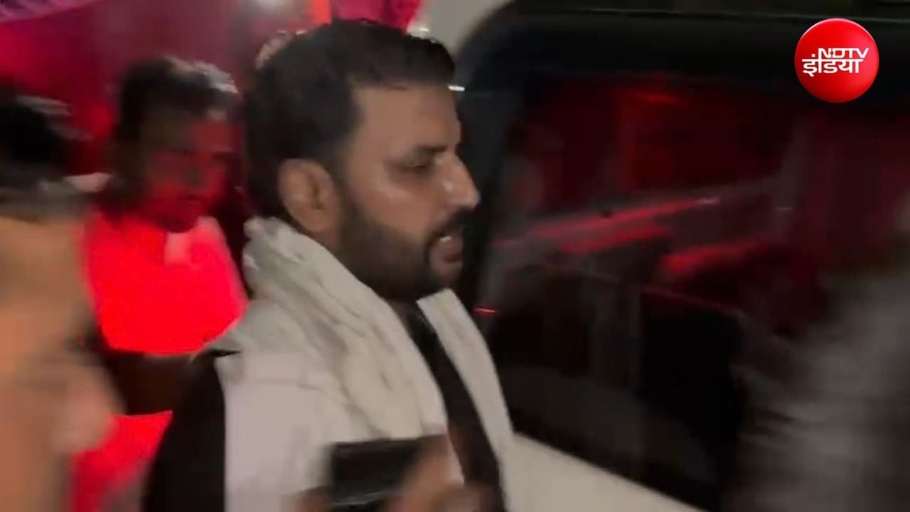 LJP(R) घर का ताला तोड़कर फिल्मी अंदाज में ले गई बिहार पुलिस, हाजीपुर मर्डर केस में जारी हुआ था वारंट