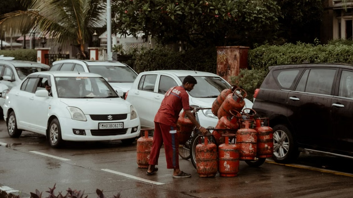 कल 1 अक्टूबर से बदल रहा LPG सिलेंडर बुकिंग का नियम, नहीं किया e-KYC तो महंगा मिलेगा सिलेंडर