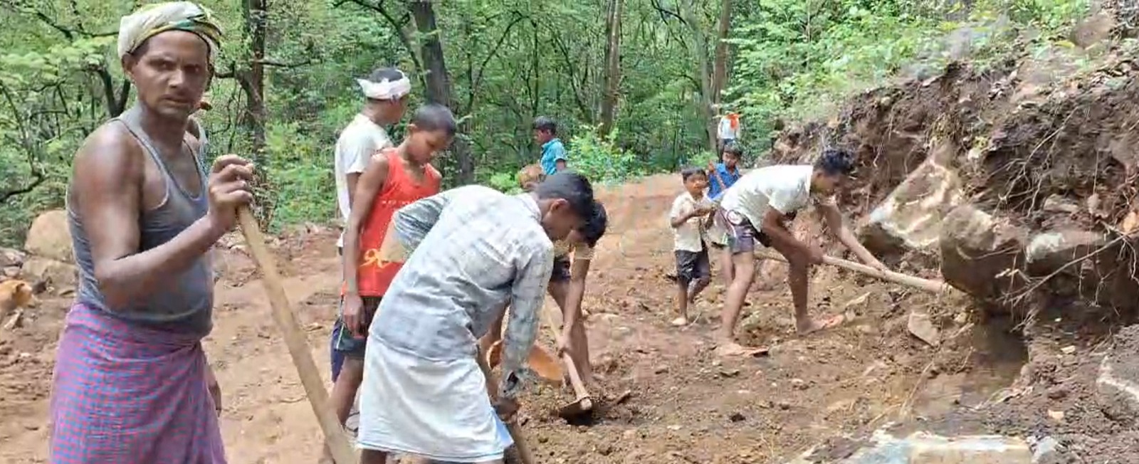 पहाड़ों से घिरे 16 घर...120 की आबादी : सरकार ने नहीं सुनी तो खुद ही बना दी गांव तक सड़क