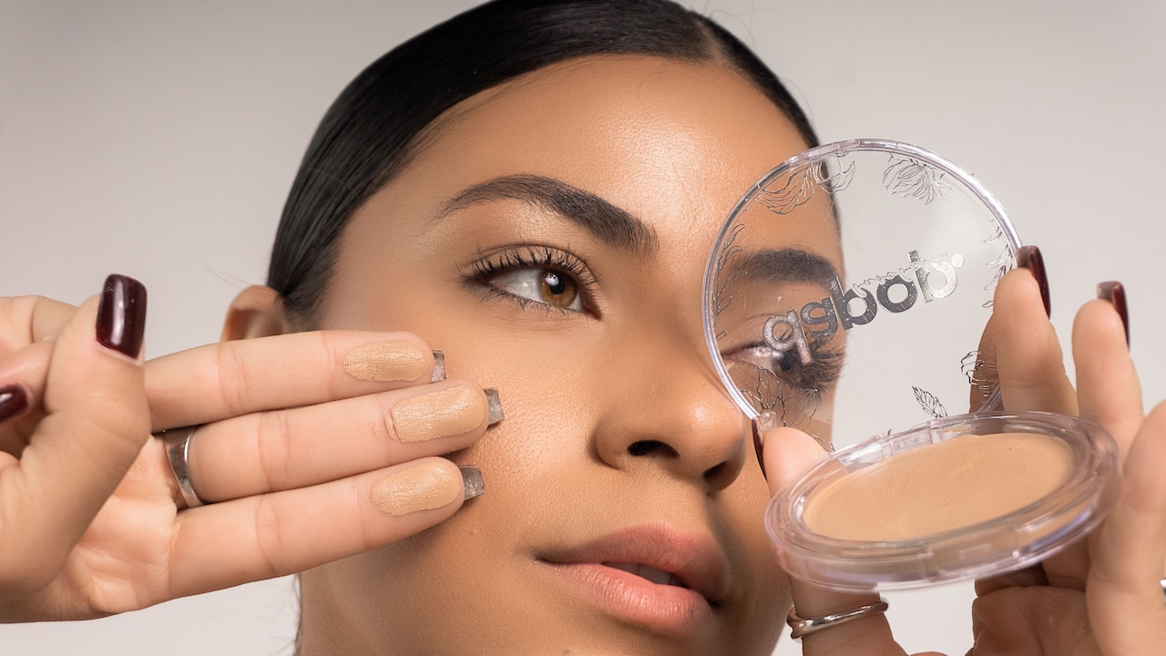 Using excess amount of the product can also make your foundation look patchy