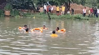 तालाब में पलटी ईको वैन, डूबने से 3 मासूम सह&zwj;ित 4 की मौत; 8 घायल