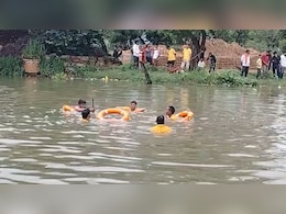 तालाब में पलटी ईको वैन, डूबने से 3 मासूम सह&zwj;ित 4 की मौत; 8 घायल