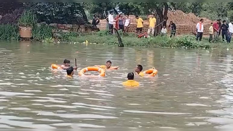 तालाब में पलटी ईको वैन, डूबने से 3 मासूम सह&zwj;ित 4 की मौत; 8 घायल