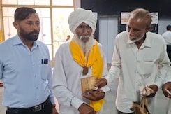 हरियाणा में स्वतंत्रता सेनानी पेंशन के लिए परिवार के साथ खा रहे दफ्तरों के धक्के
