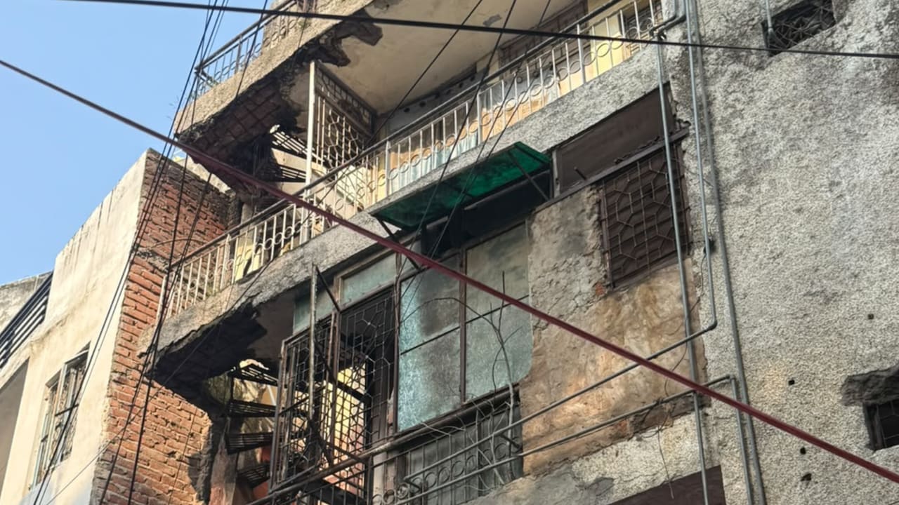 दिल्ली में एक और खतरा! हादसे वाली इमारत से 80 मीटर दूर खड़ी है 'मौत की एक और बिल्डिंग'
