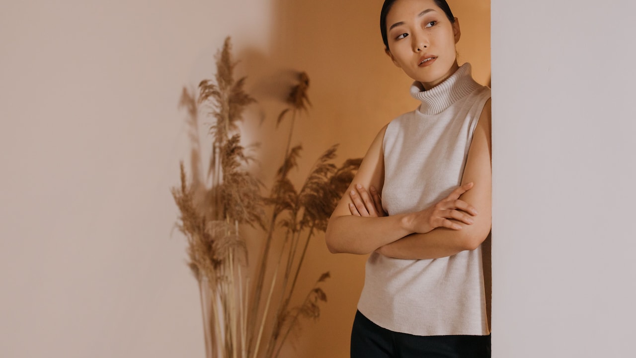 Sleeveless tops that scream corportae chic