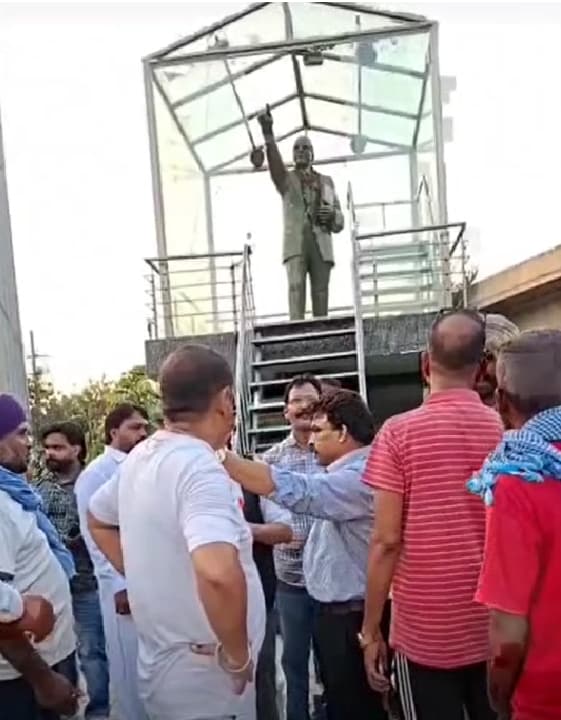 Ludhiana Bandh: लुधियाना में डॉ अंबेडकर की प्रतिमा से छेड़छाड़ के बाद विरोध प्रदर्शन Ludhiana Bandh: लुधियाना में डॉ अंबेडकर की प्रतिमा से छेड़छाड़ के बाद विरोध प्रदर्शन