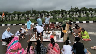 राजस्थान हाईवे पर खाना खाने का वायरल वीडियो, सोशल मीडिया पर हुए ट्रोल तो पर&zwj;िवार ने NDTV पर दी सफाई