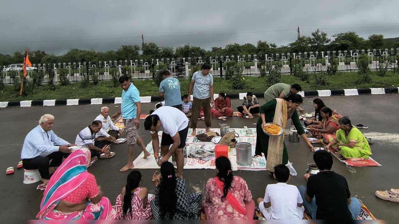 राजस्थान हाईवे पर खाना खाने का वायरल वीडियो, सोशल मीडिया पर हुए ट्रोल तो पर‍िवार ने NDTV पर दी सफाई 