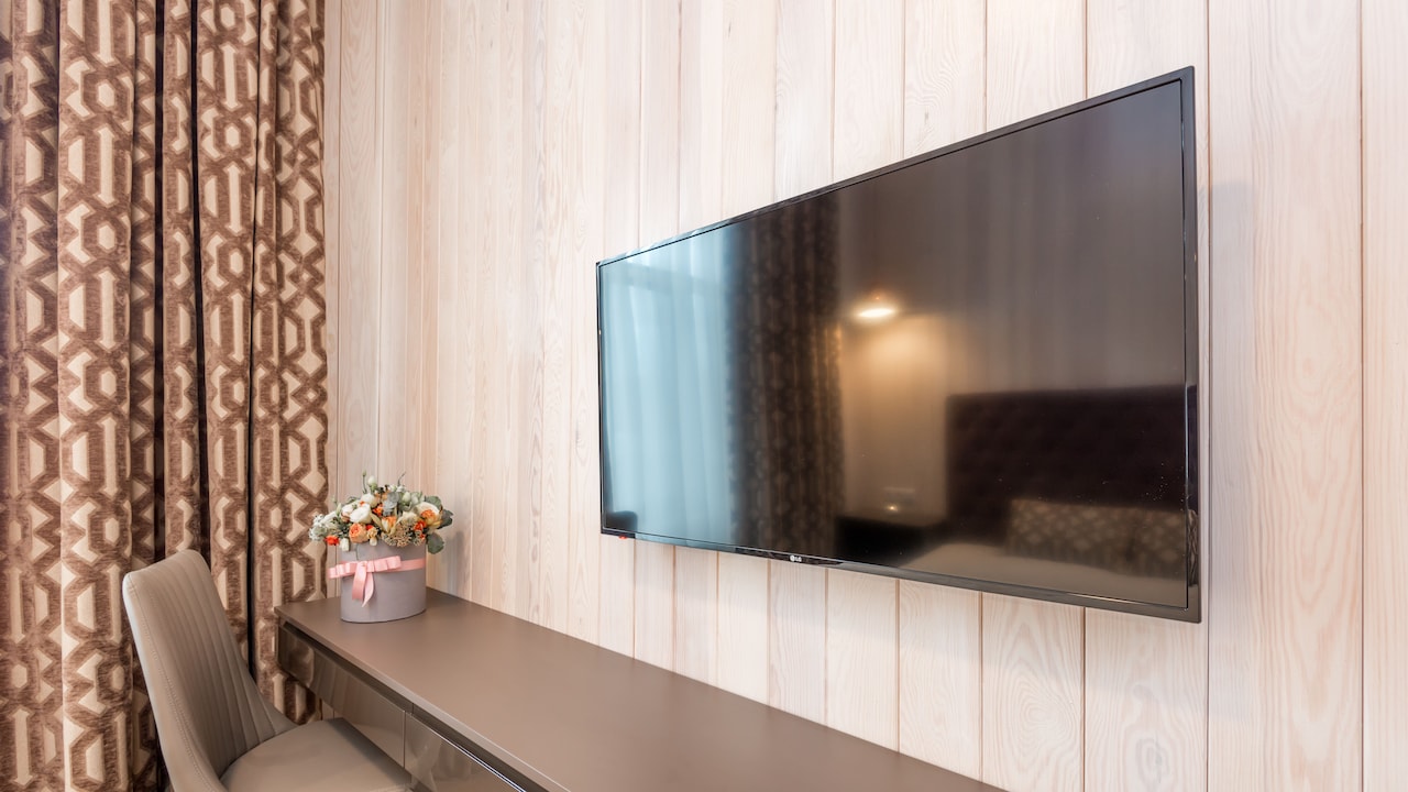 Smart TV Lagging With Fast Wi-Fi? 10 Hidden Streaming Problems To Check