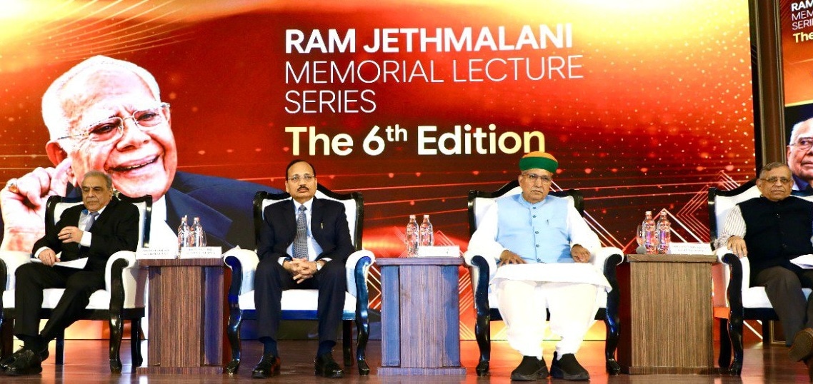 राम जेठमलानी मेमोरियल लेक्चर के दौरान मंच पर मौजूद CJI सूर्यकांत और केंद्रीय मंत्री अर्जुन राम मेघवाल राम जेठमलानी मेमोरियल लेक्चर के दौरान मंच पर मौजूद CJI सूर्यकांत और केंद्रीय मंत्री अर्जुन राम मेघवाल