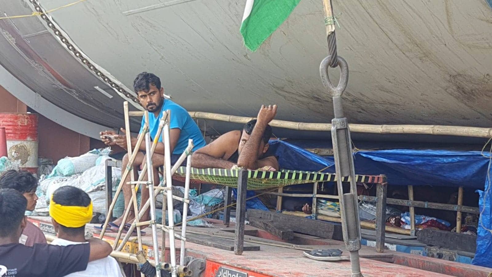 308 Wheel Truck: इस ट्रक की रफ्तार काफी धीमी है लिहाजा इसके साथ चल रहे कर्मचारियों ने इसी पर अपना आशियाना जैसा बना लिया है. 308 Wheel Truck: इस ट्रक की रफ्तार काफी धीमी है लिहाजा इसके साथ चल रहे कर्मचारियों ने इसी पर अपना आशियाना जैसा बना लिया है.