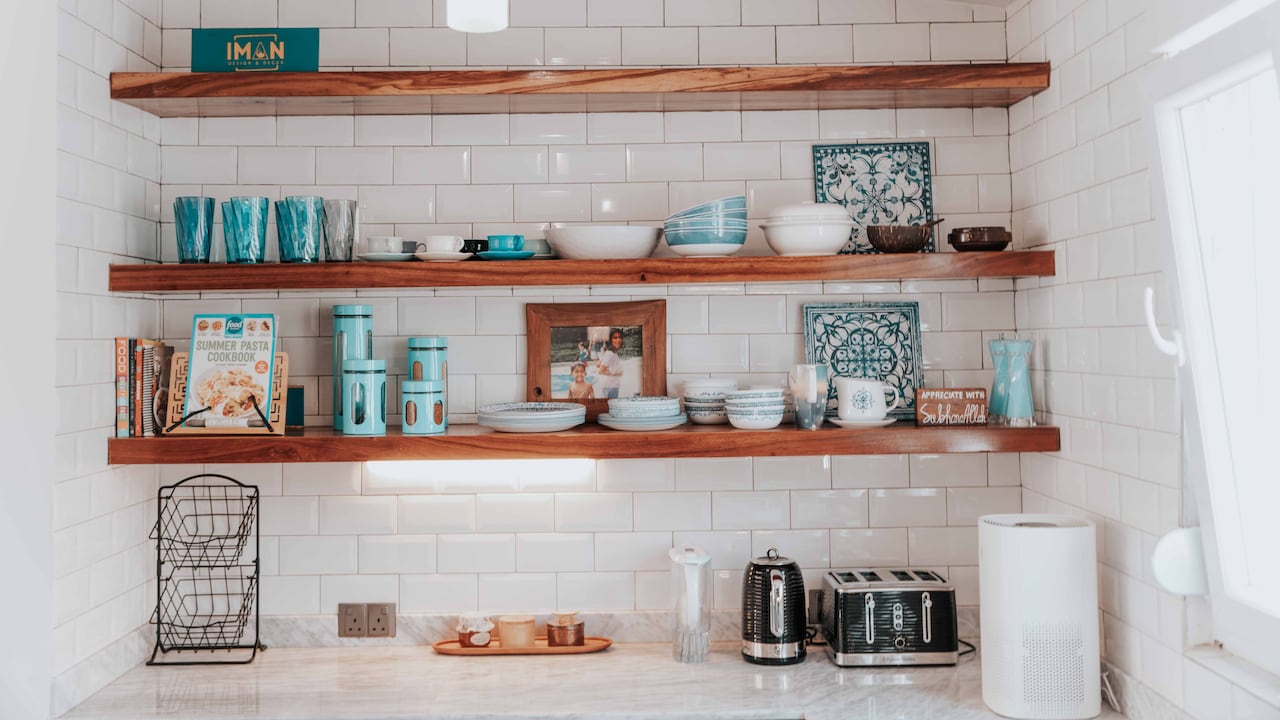 10 Reasons Floating Shelves Look Crooked Even When The Brackets Are Level 10 Reasons Floating Shelves Look Crooked Even When The Brackets Are Level