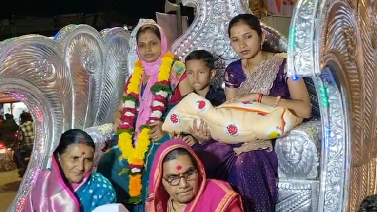 पांच पीढ़ी बाद जन्मी बेटी: रथ पर बैठाकर न&zwj;िकाला जुलूस, जश्&zwj;न में डूबा पर&zwj;िवार, VIDEO
