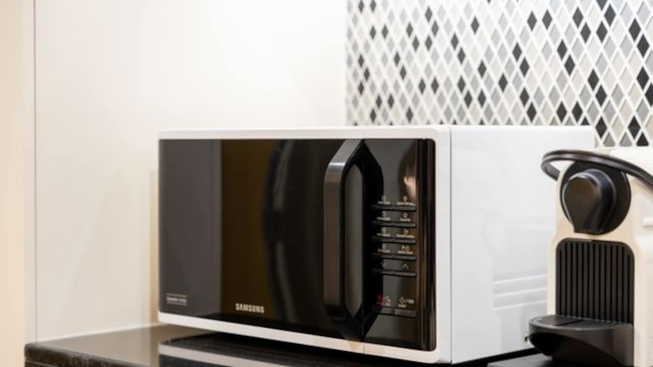 Easy-to-use microwave ovens for basic reheating