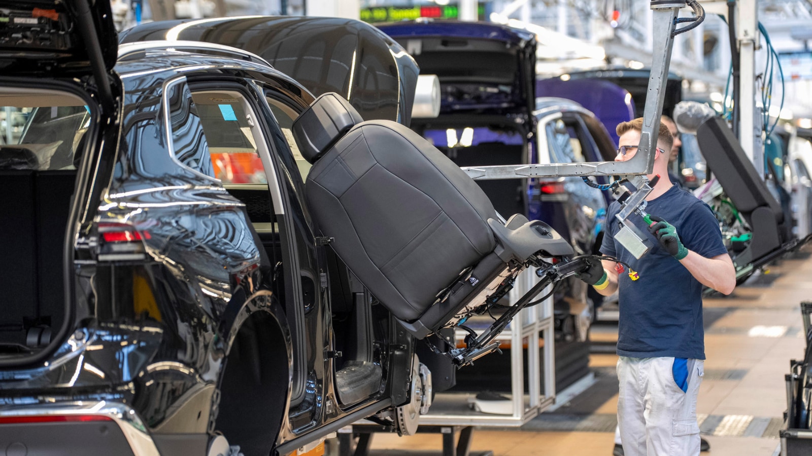 Porsche's Decline Clouds Volkswagen's Recovery Amid German Auto Crisis
