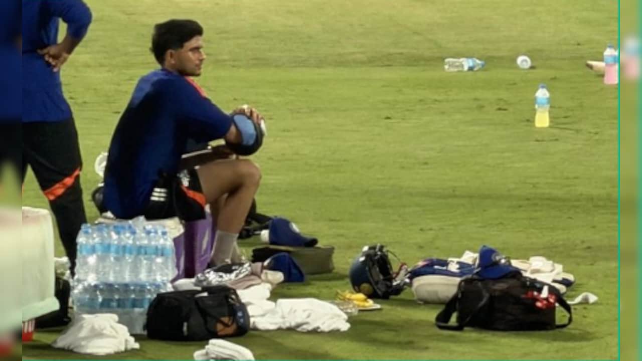 पहले वनडे से पहले शुभमन गिल की कोहनी पर लगी चोट, दौड़कर पहुंचे विराट और सिराज, जानिए हेल्थ अपडेट?