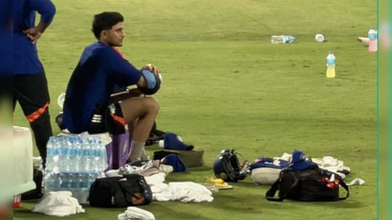 पहले वनडे से पहले शुभमन गिल की कोहनी पर लगी चोट, दौड़कर पहुंचे विराट और सिराज, जानिए हेल्थ अपडेट?