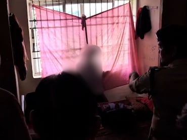 हॉस्टल के कमरे में फांसी पर लटका मिला शव, घटना से मचा हड़कंप; पुलिस जांच में जुटी