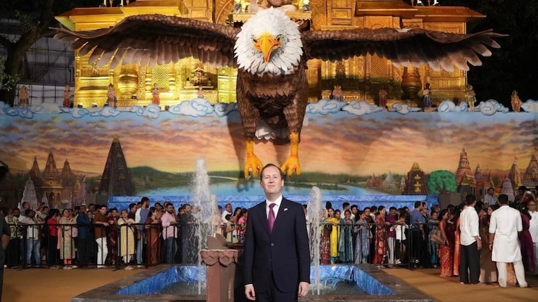 US Ambassador Sergio Gor Visits Lalbaugcha Raja, Says "Everybody Should Come Here"