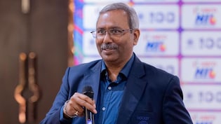 हॉकी इंडिया में नारंगी जर्सी पर मचा घमासान, महानिदेशक श्रीवास्तव को भेजा कारण बताओ नोटिस, छीने सभी अधिकार