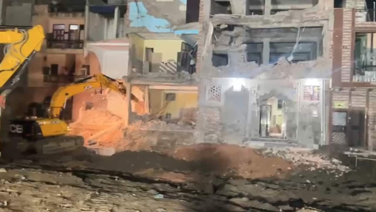 दिल्ली के शालीमार बाग में आधी रात अवैध मस्जिद पर चला बुलडोजर, इमाम ने पूछा- ऐसी क्या इमरजेंसी थी?