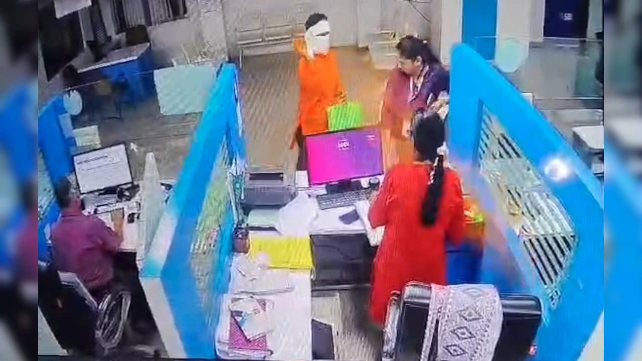 Man Throws Chilli Powder and Robs SBI Branch in Nagpur