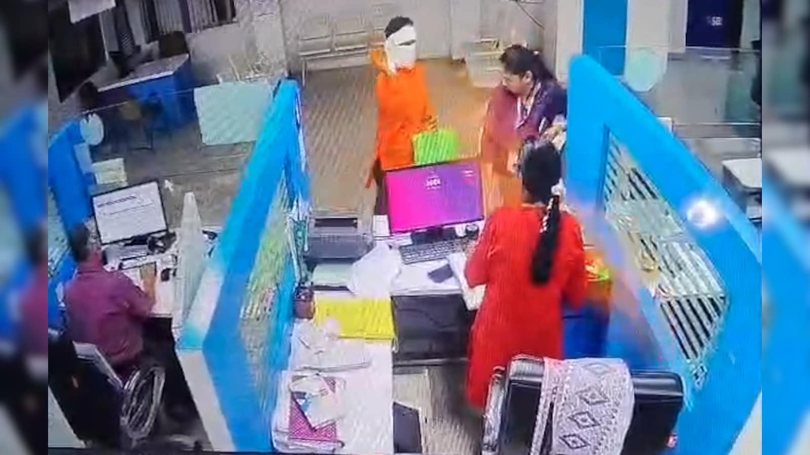 カメラに映る男は従業員にチリパウダーを投げ、ナグプール銀行を強盗する