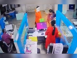 On Camera, Man Throws Chilli Powder At Staff, Robs Bank In Nagpur