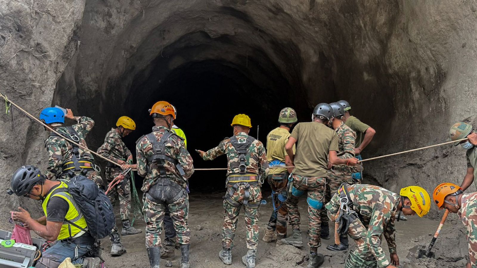 नेपाल आपदा में 9 दिन बाद चमत्कार, बाढ़ के मलबे में दफन सुरंग से जिंदा निकाले गए 2 मजदूर