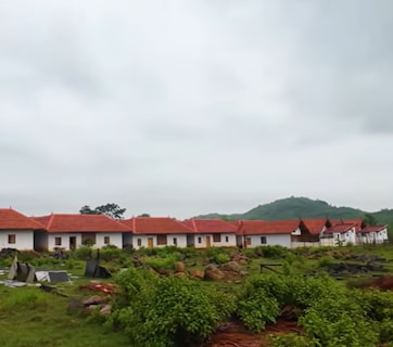 भारत का वो रहस्यमयी गांव, जहां 17 परिवार जानबूझकर बिना बिजली और मोबाइल के जी रहे हैं जिंदगी!