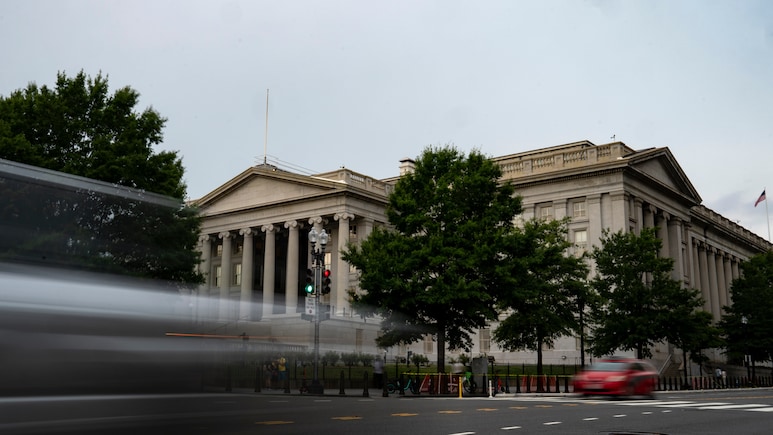 US 30-Year Yield Tops 5.5% In 'Vacuum' After Sentiment Gauge