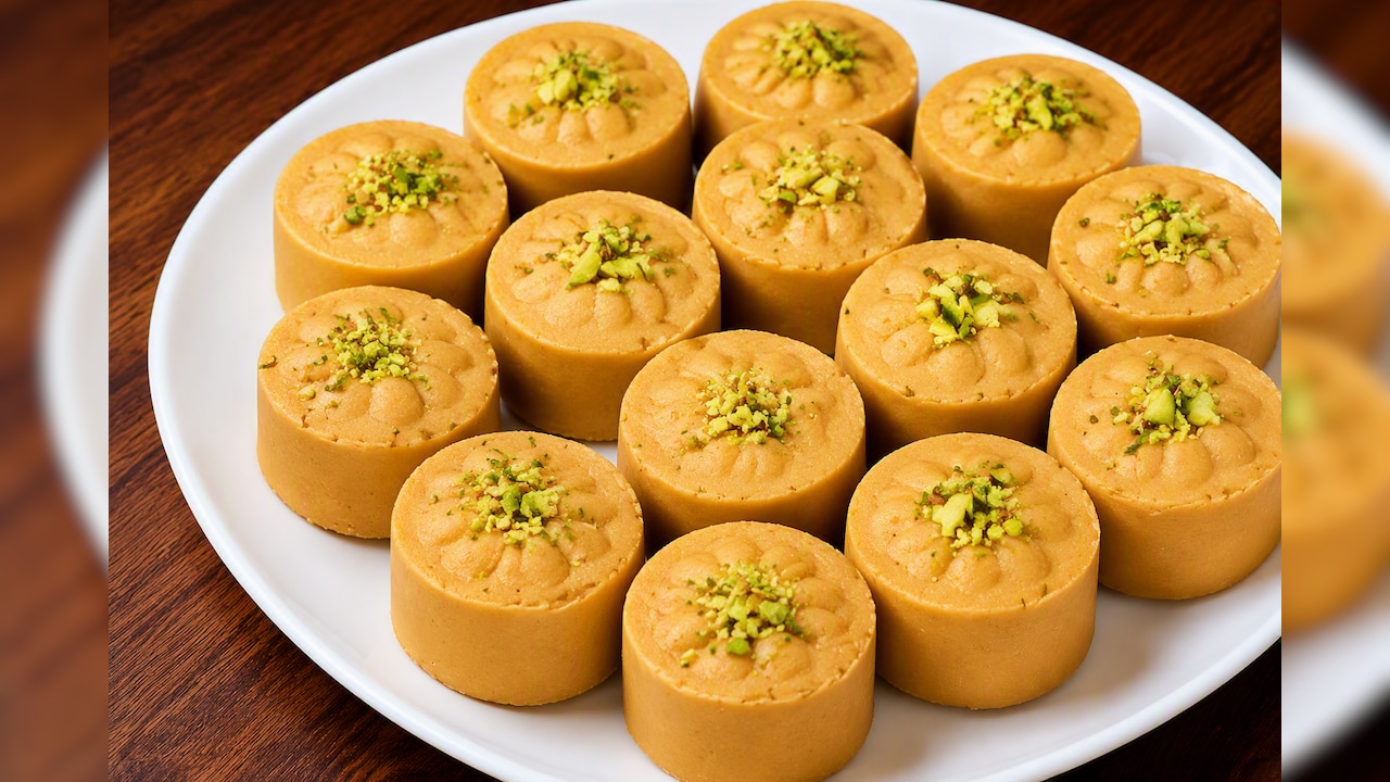 Janmashtami Special: बिना चाशनी के सिर्फ 1 कटोरी बेसन से झटपट बनाएं कान्हा का प्रिय भोग मोहन पेड़ा