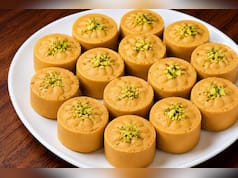 Janmashtami Special: बिना चाशनी के सिर्फ 1 कटोरी बेसन से झटपट बनाएं कान्हा का प्रिय भोग मोहन पेड़ा