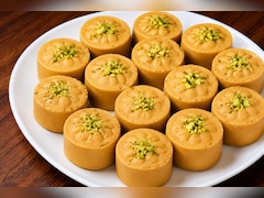 Janmashtami Special: बिना चाशनी के सिर्फ 1 कटोरी बेसन से झटपट बनाएं कान्हा का प्रिय भोग मोहन पेड़ा
