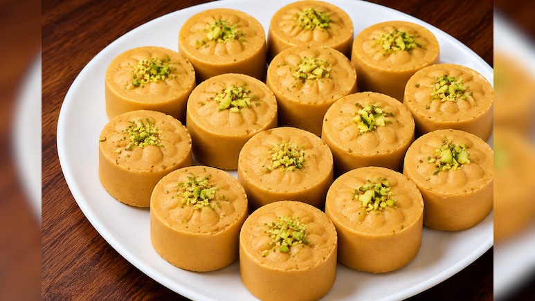Janmashtami Special: बिना चाशनी के सिर्फ 1 कटोरी बेसन से झटपट बनाएं कान्हा का प्रिय भोग मोहन पेड़ा