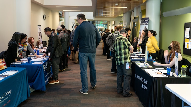 US Jobless Claims Fall To 1,96,000 During Holiday Week