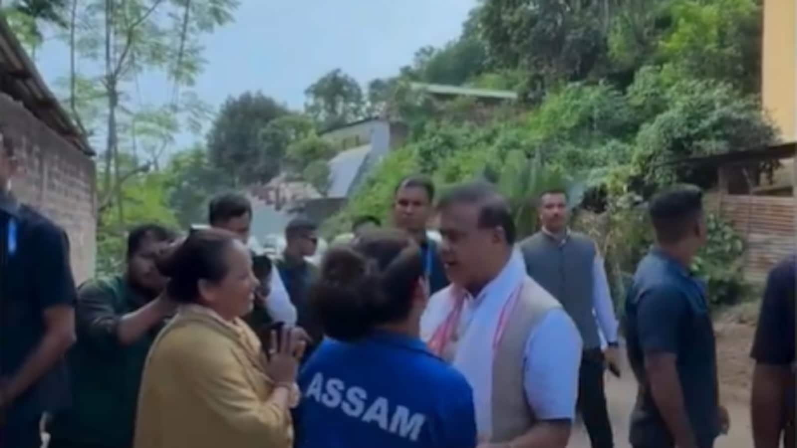Assam Chief Minister Himanta Biswa Sarma Stops Convoy To Meet Para Athlete, Accepts Gamusa