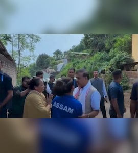 Assam Chief Minister Himanta Biswa Sarma Stops Convoy To Meet Para Athlete, Accepts Gamusa