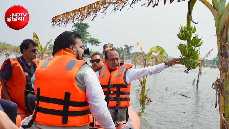 बिहार बाढ़ संकट: नाव और ट्रैक्टर से खेतों तक पहुंचे शिवराज, किसानों का दर्द देख बोले- हर पीड़ित के साथ है सरकार