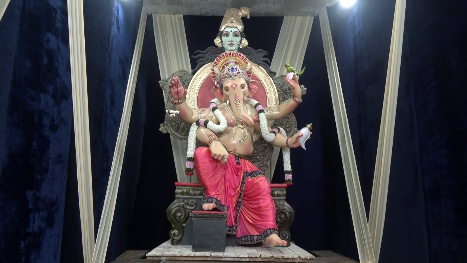 मुंबई के कामाठीपुरा इलाके का प्रसिद्ध पीपी मार्ग राजा गणेश मंडल में स्थापित गणपति. मुंबई के कामाठीपुरा इलाके का प्रसिद्ध पीपी मार्ग राजा गणेश मंडल में स्थापित गणपति.